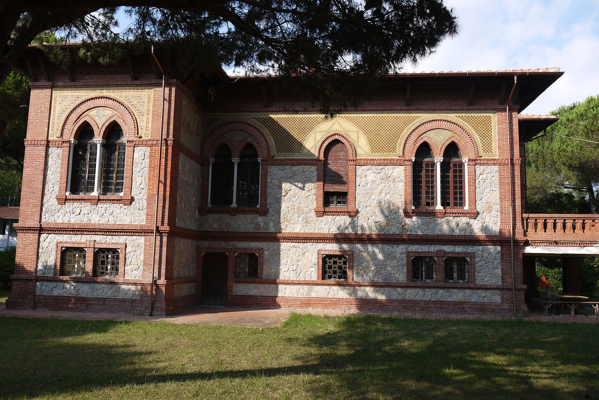 Lavori di restauro degli apparati decorativi di Villa Oliviero a Massa